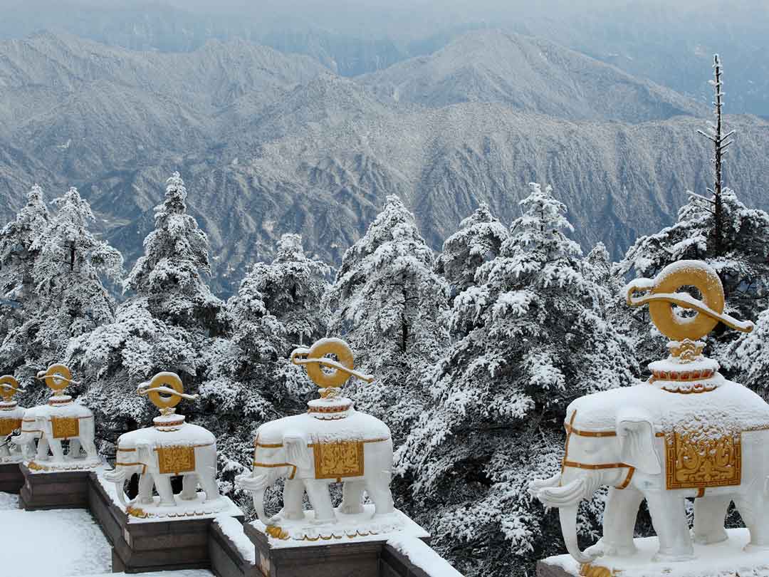 温泉之中大坪霁雪扑面而来 峨眉山的雪景是你此生最应该目睹的美景.