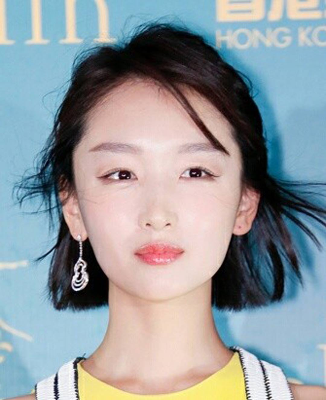 单边的葫芦耳环,和头发一起被风吹着,非常灵动.