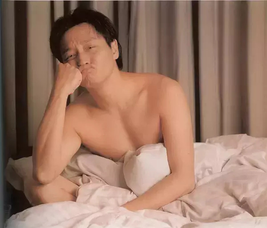 张国荣,就像是上天赐给我们的礼物, 眉目如画,真性情,仗义,有爱心, 笑