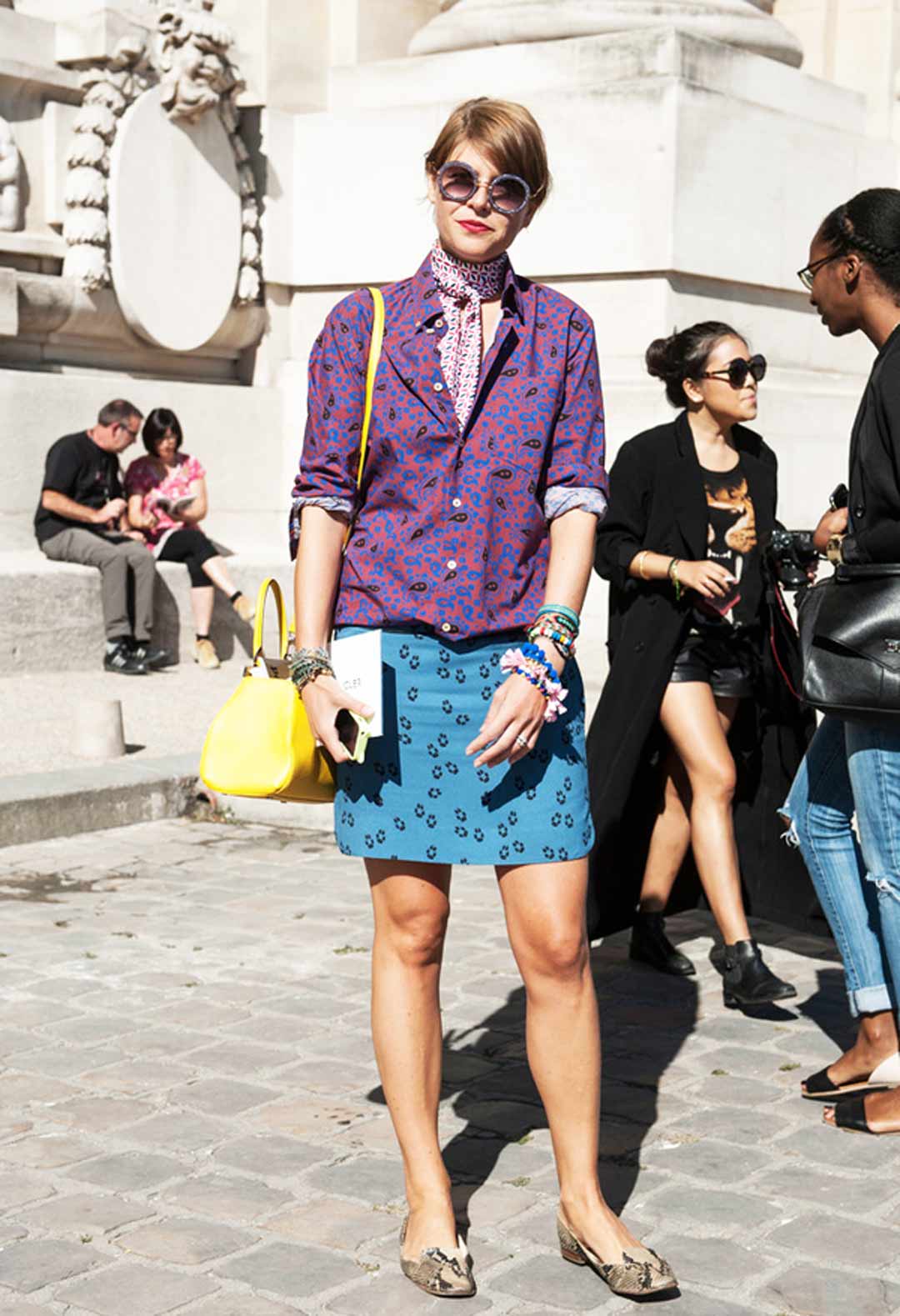 当衣服颜色比较素时,可以像elisa一样用夸张的金色项链及亮片包包做