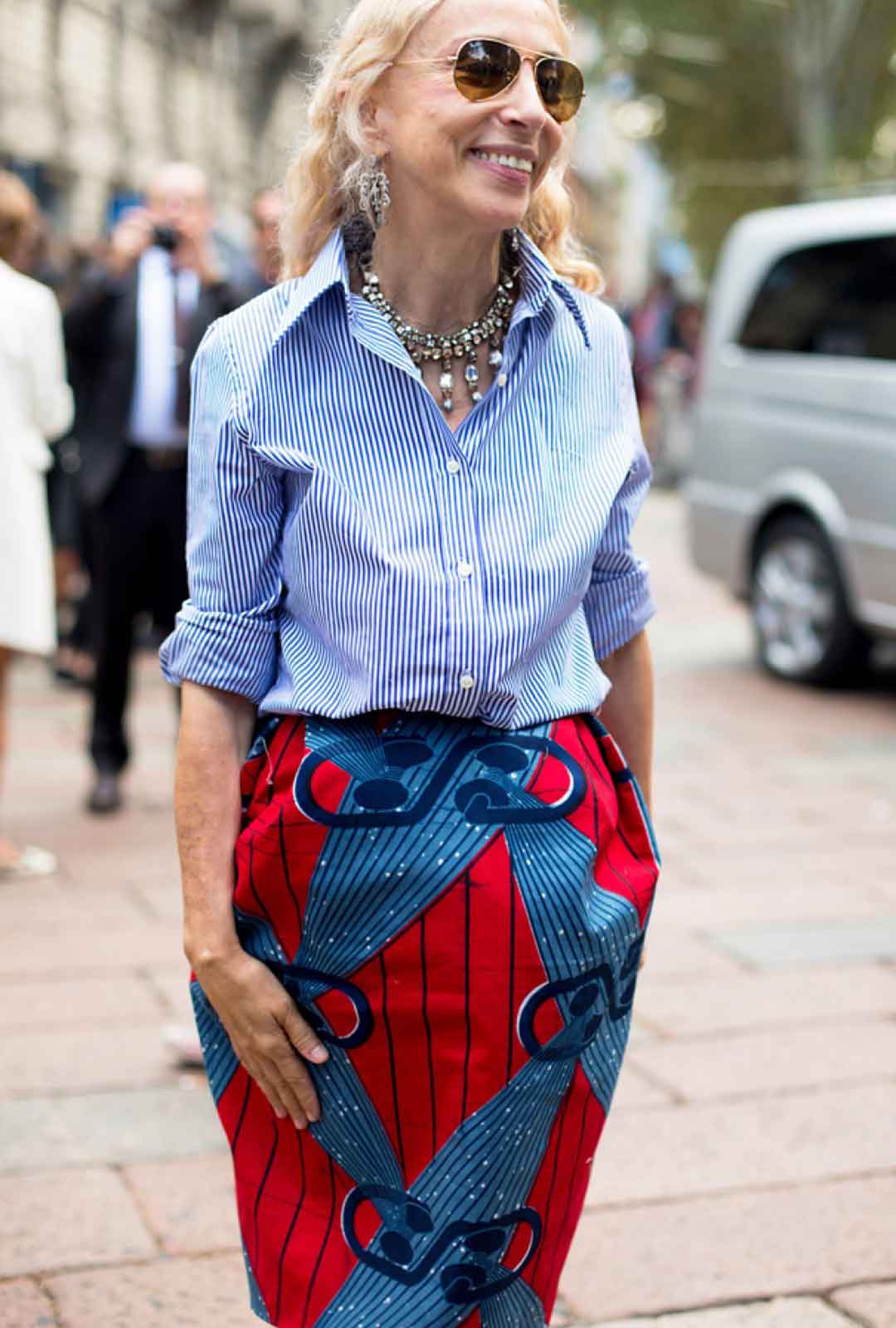 已故《vogue》意大利版前任主编franca sozzani就曾用蓝衬衫搭配蓝红