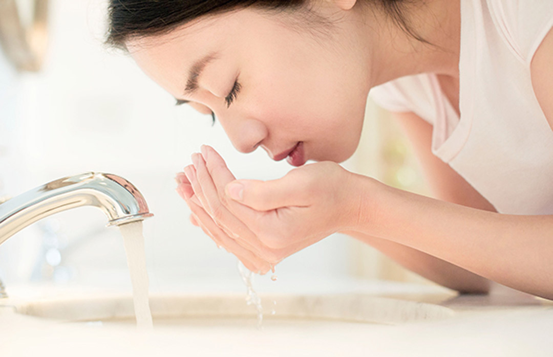 错误3:早上只用清水洗脸