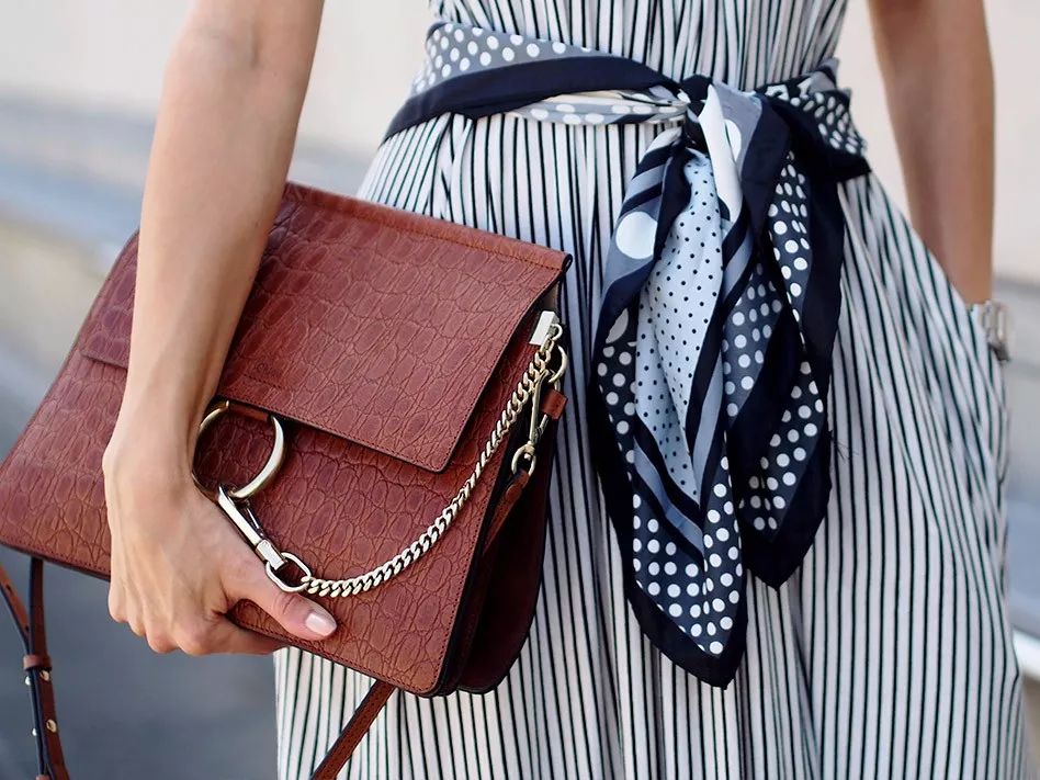 很会穿的victoria beckham,用丝巾做腰带,搭配她喜爱的阔腿长裤,视觉