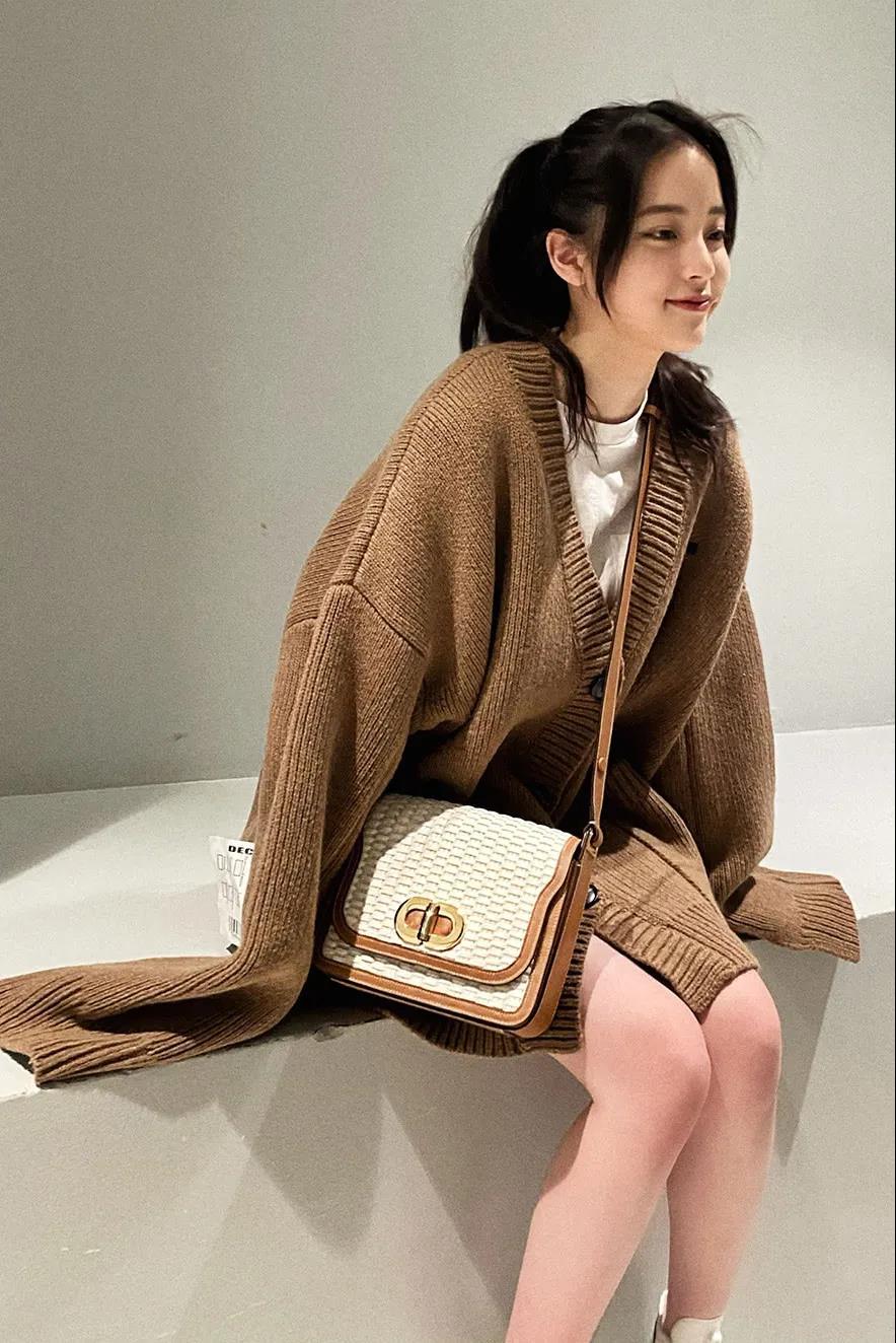 穿搭| 女明星都在穿,这件是秋天第一名